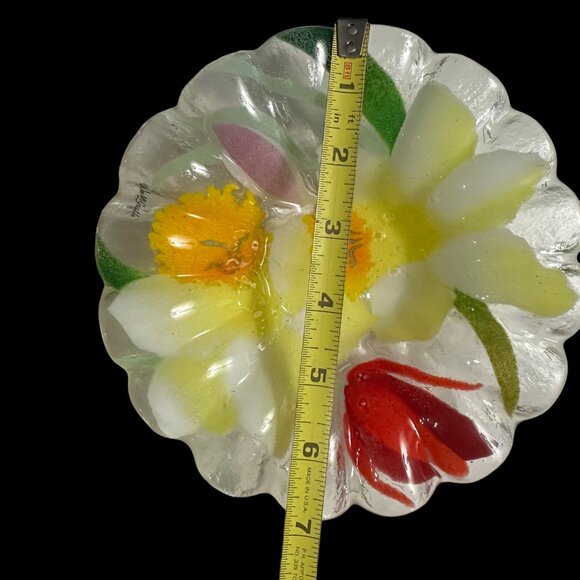William McGrath signed 7” fused glass ruffled edge floral springtime candy dish - Picture 4 of 5